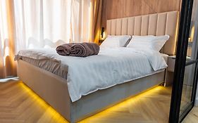 Glownest Apartment Near Mega